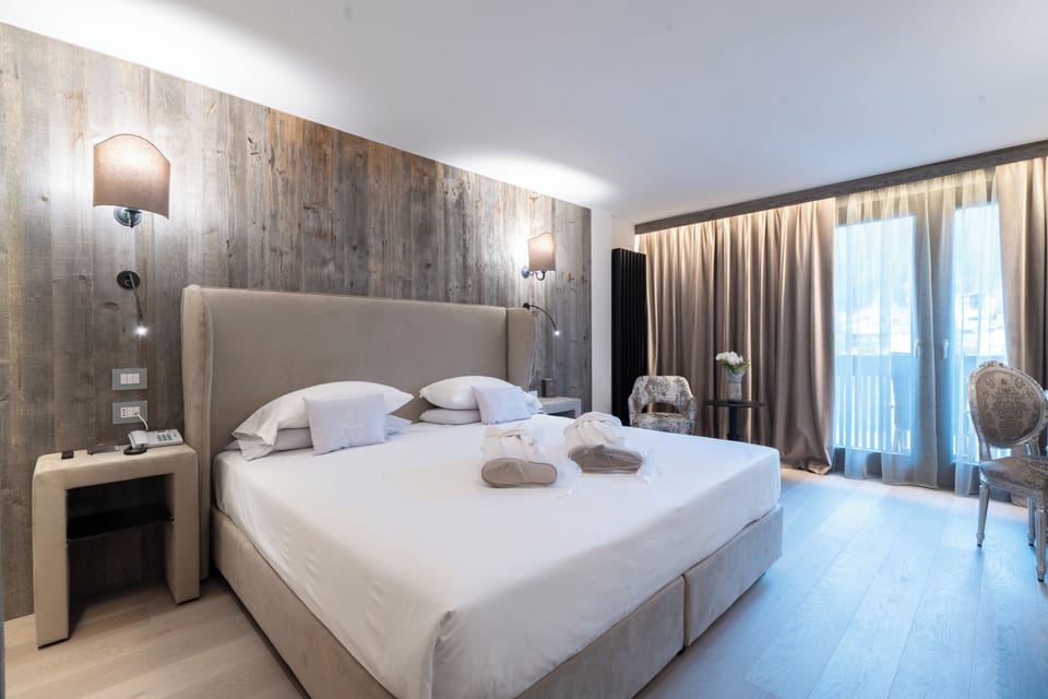 Premium bedding, down comforters, minibar, in-room safe