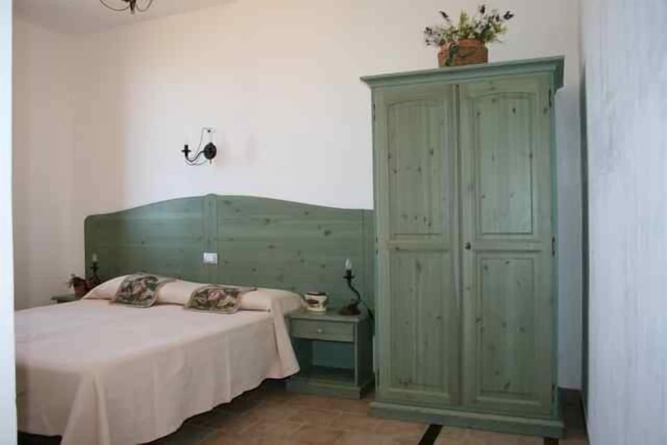 In-room safe, desk, iron/ironing board, cribs/infant beds