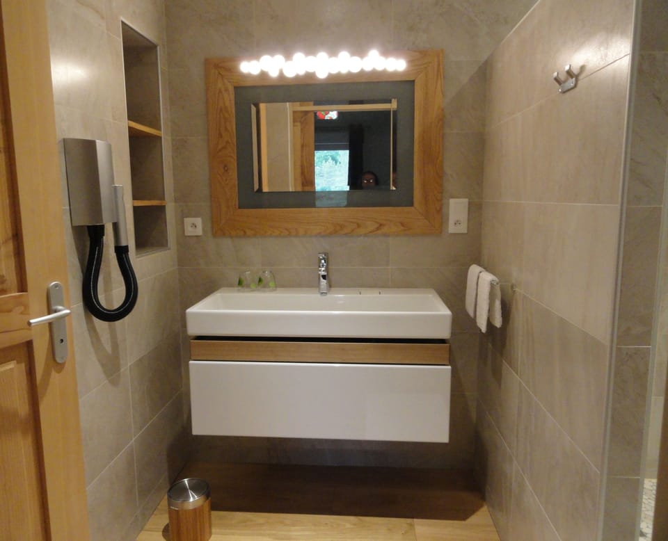 Double Room, Terrace | Bathroom | Shower, rainfall showerhead, free toiletries, hair dryer