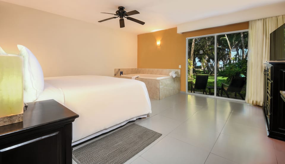LUXURY JUNIOR SUITE | In-room safe, desk, laptop workspace, blackout drapes