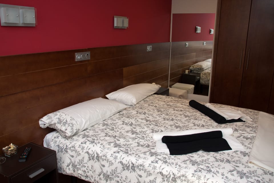 Double Room | Desk, soundproofing, free WiFi, bed sheets