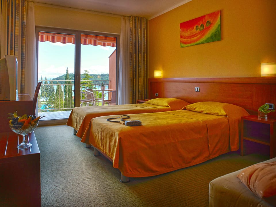 Superior double/twin room, sea side and balcony 4 | Desk, blackout drapes, free WiFi, bed sheets