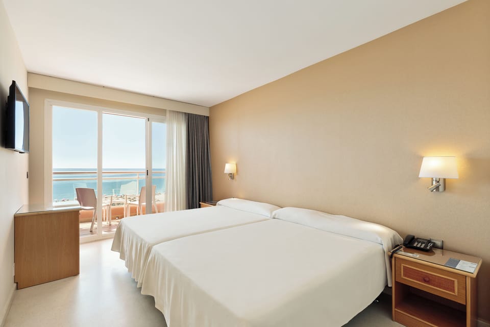 Minibar, in-room safe, free WiFi, bed sheets