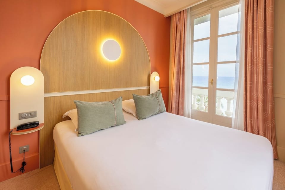 In-room safe, desk, soundproofing, free WiFi