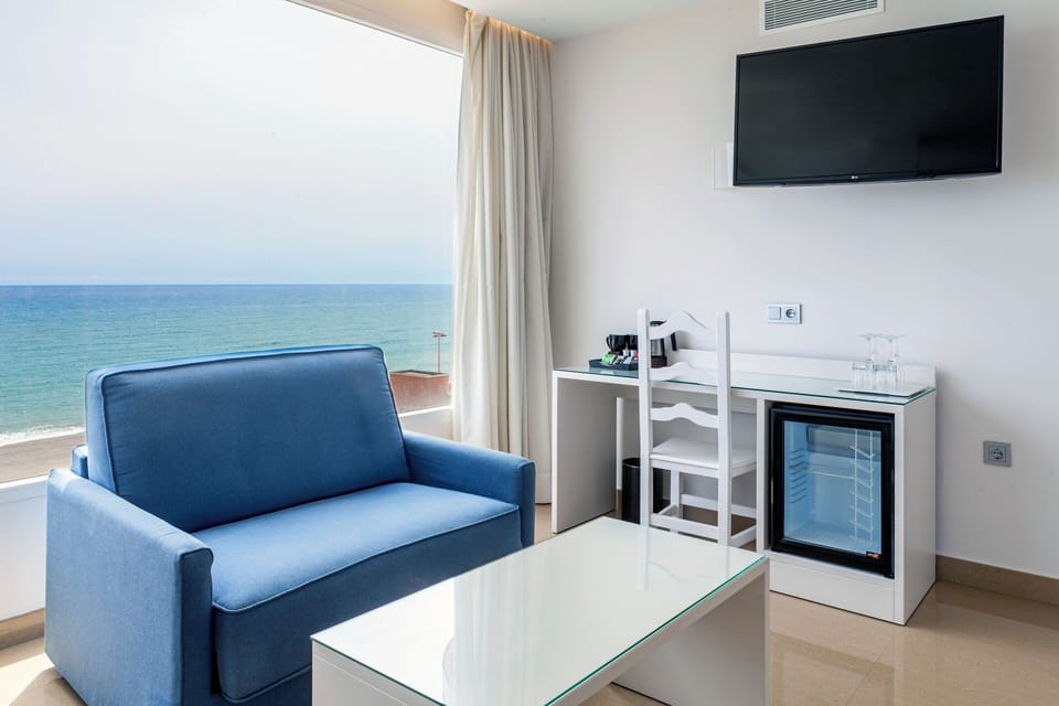 Junior Suite, Sea View | Minibar, soundproofing, free WiFi, bed sheets