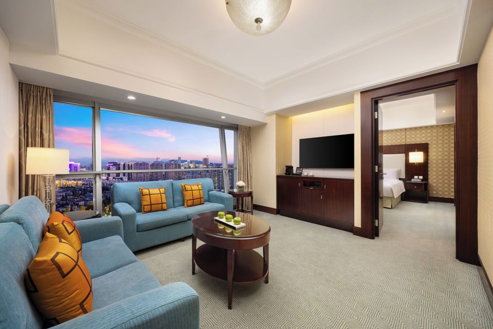 Executive Suite | Minibar, in-room safe, desk, laptop workspace