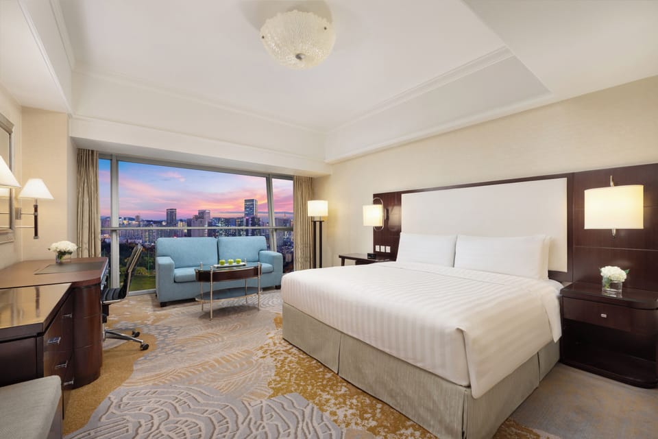 Horizon Club, Room, 1 King Bed | Minibar, in-room safe, desk, laptop workspace