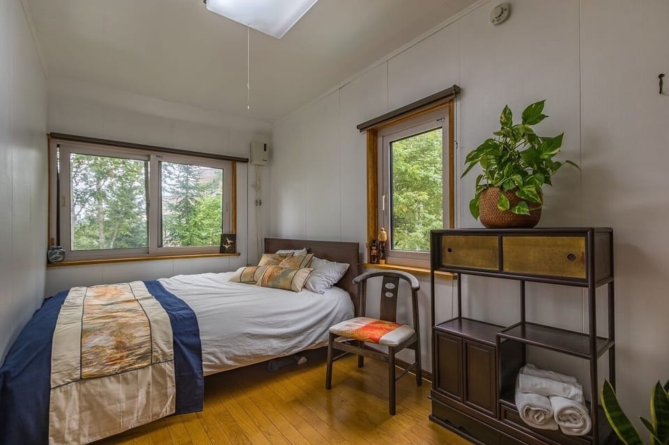 Standard Cabin | Blackout drapes, WiFi (free), bed sheets