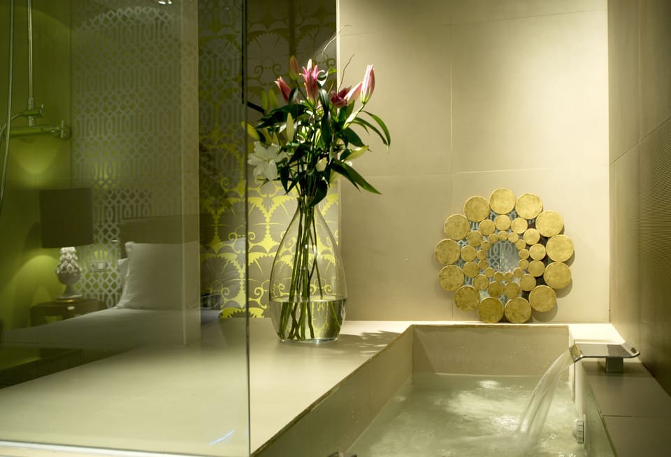 Junior Studio Suite | Bathroom | Rainfall showerhead, hair dryer, towels