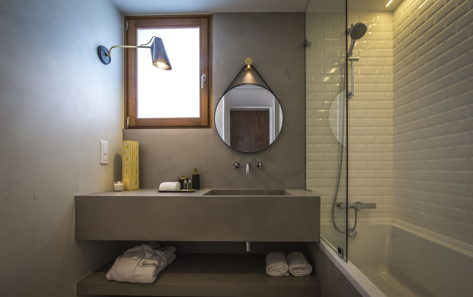 Deluxe Suite | Bathroom | Shower, rainfall showerhead, free toiletries, hair dryer
