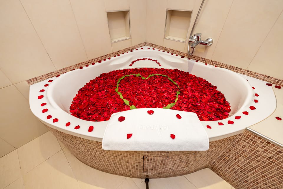 Honeymoon Suite | Bathroom | Deep soaking tub, free toiletries, hair dryer, bathrobes