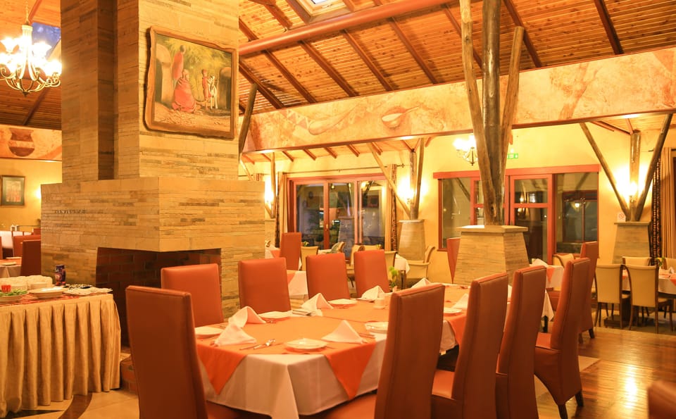 3 restaurants; breakfast, lunch, and dinner served