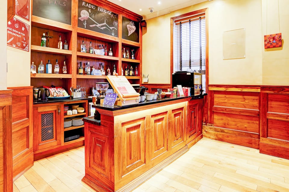 2 bars/lounges