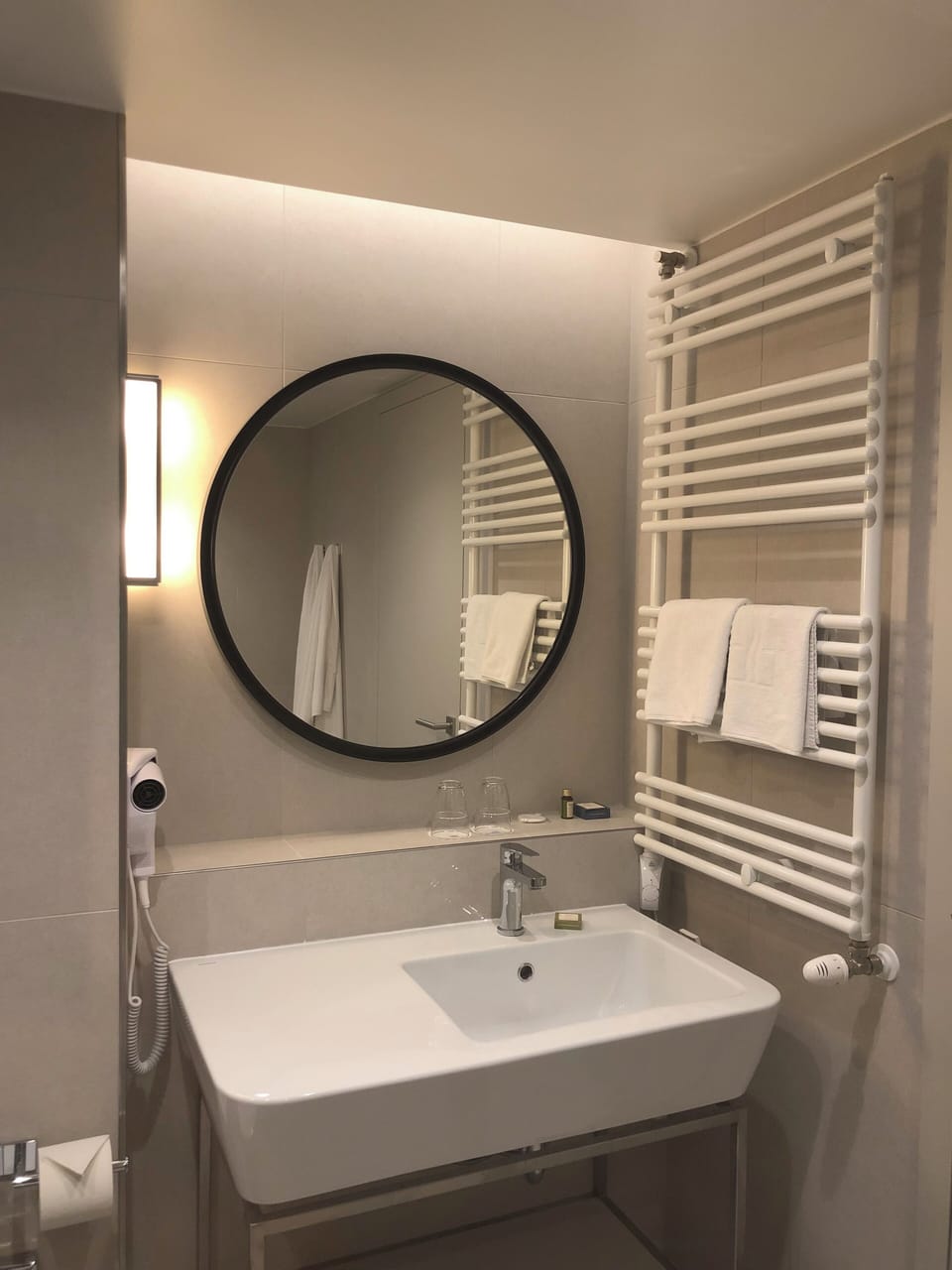 Junior Suite | Bathroom | Eco-friendly toiletries, hair dryer, towels