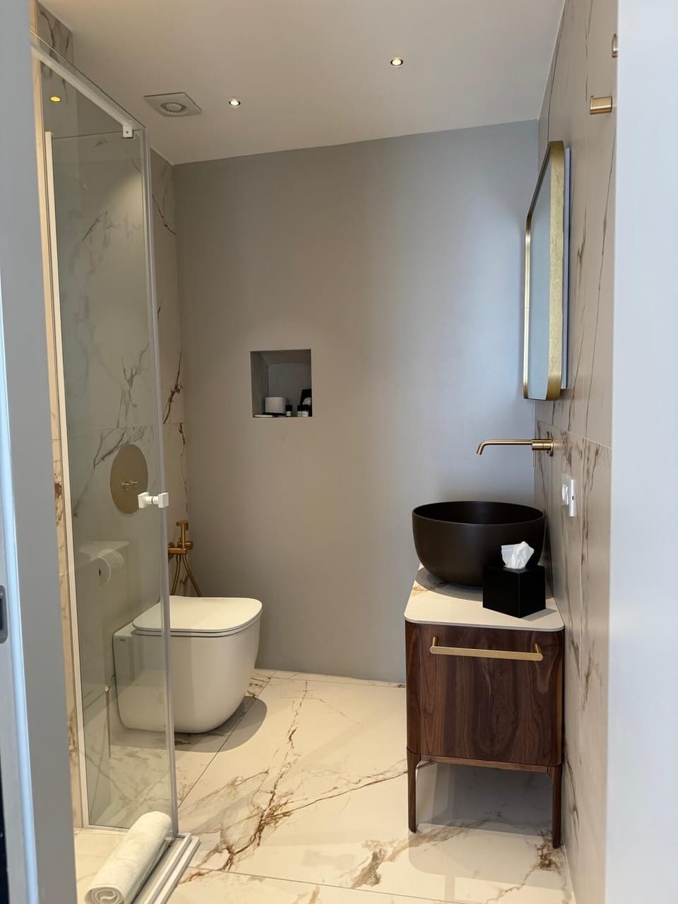 Doppia Superior al Primo o Terzo Piano | Bathroom | Shower, free toiletries, hair dryer, slippers