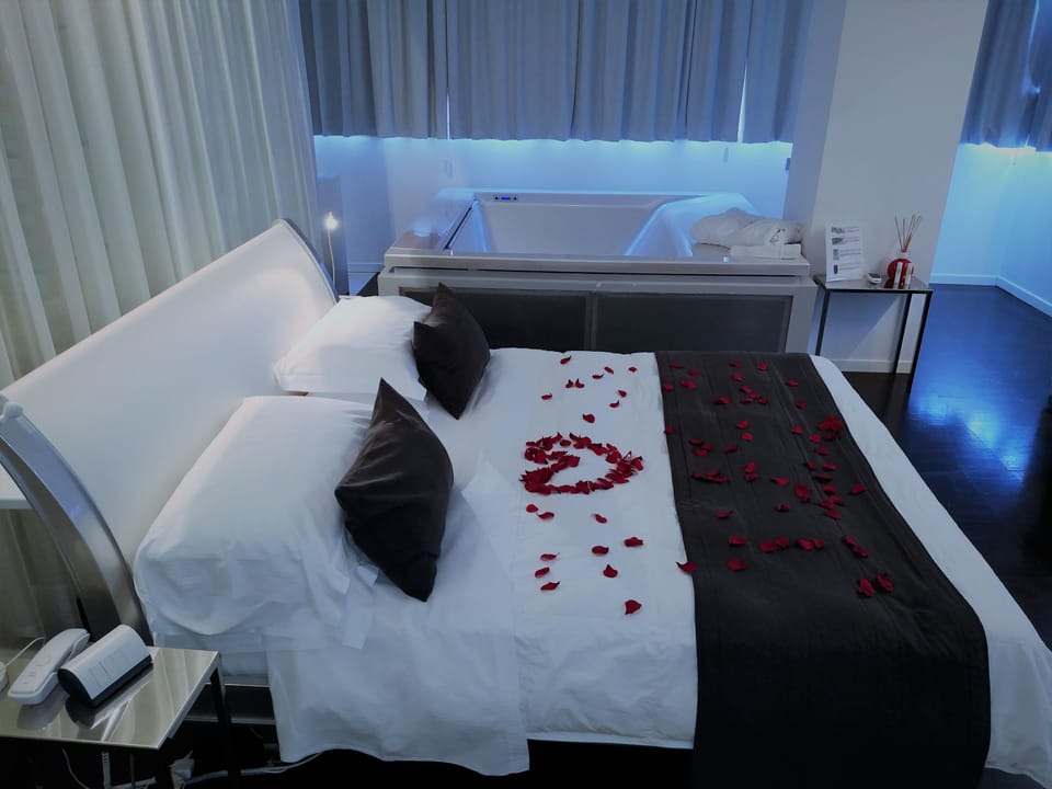 Suite | Hypo-allergenic bedding, down comforters, Select Comfort beds, minibar