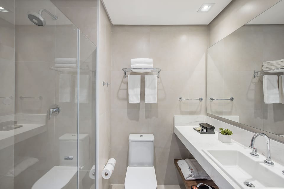 Premium Casal - 1 Cama Queen | Bathroom | Shower, free toiletries, hair dryer, towels