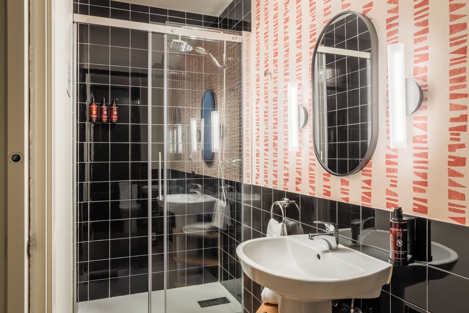 Shower, rainfall showerhead, free toiletries, hair dryer