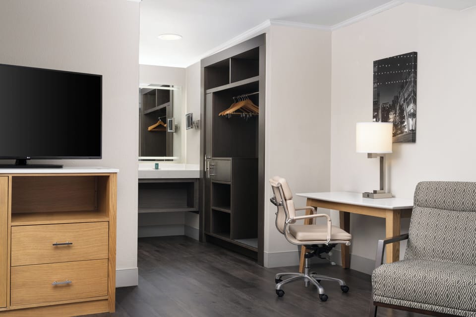 Suite, 1 King Bed | Hypo-allergenic bedding available, pillowtop beds, in-room safe, desk