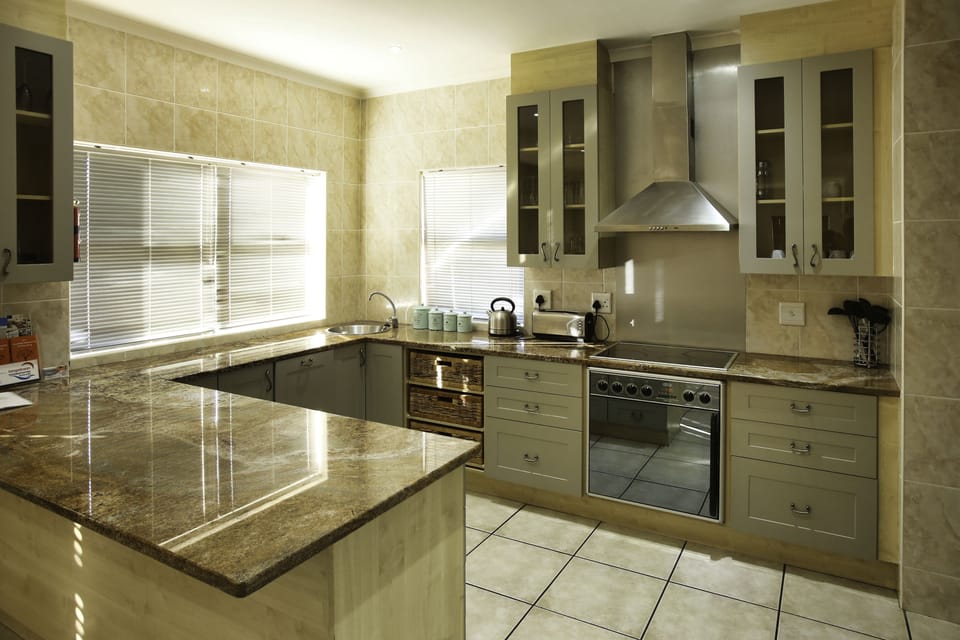 Comfort House, 4 Bedrooms (10 Mulligan ) | Private kitchen | Full-size fridge, microwave, oven, stovetop