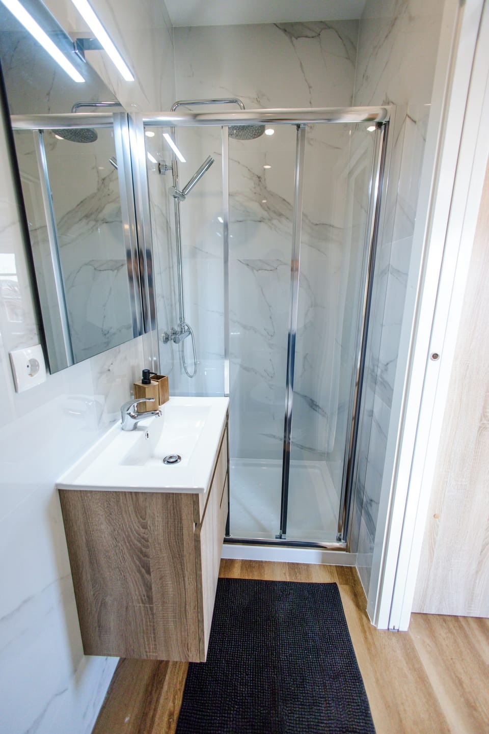 Double Room, private bathroom (Rua 21) | Bathroom | Shower, free toiletries, hair dryer, soap