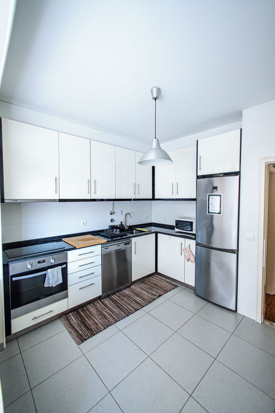 Twin Room, shared bathroom (Av. 8) | Shared kitchen | Full-size fridge, microwave, oven, stovetop