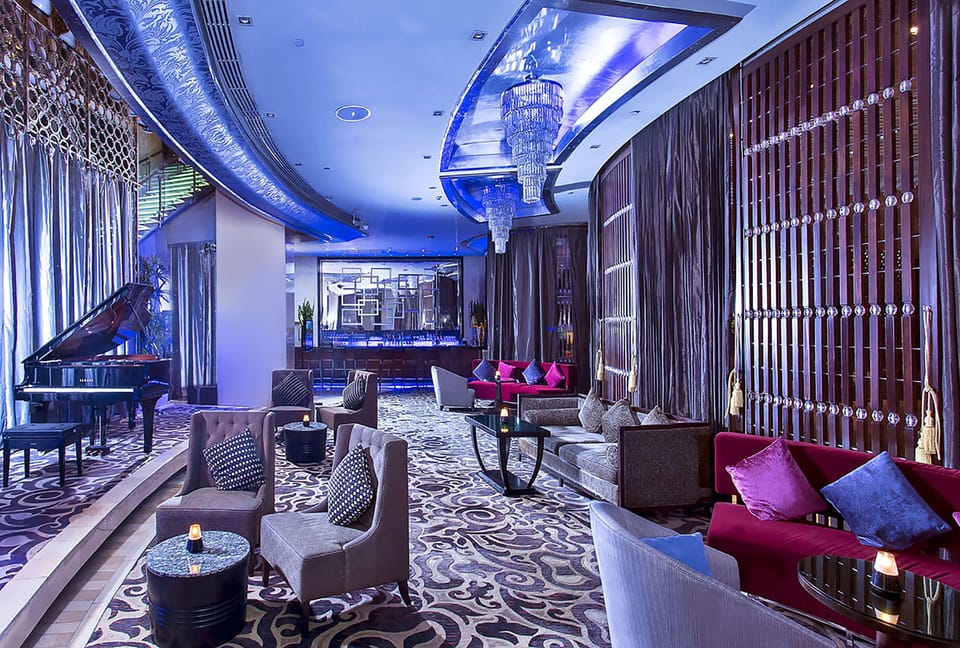 2 bars/lounges, lobby lounge