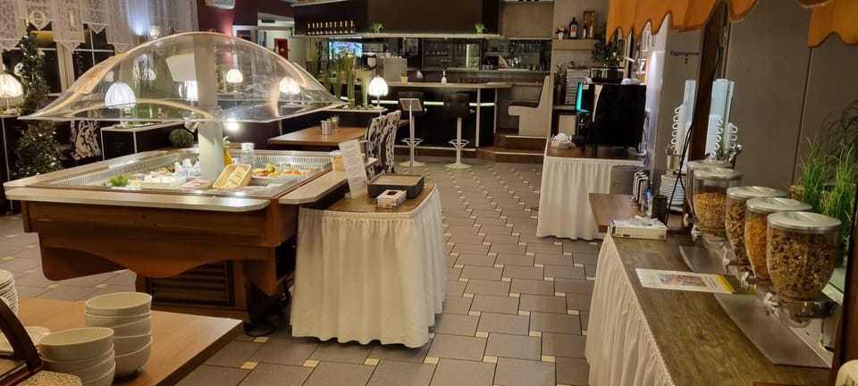 Buffet breakfast for a fee on weekdays