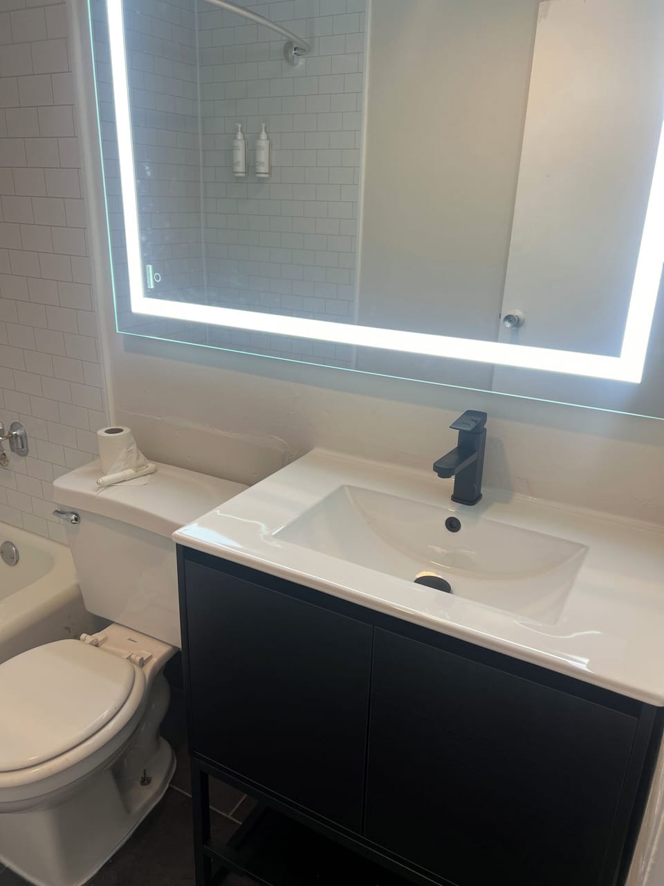 Standard Queen | Bathroom | Combined shower/tub, towels, toilet paper