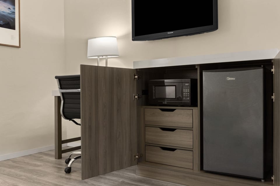 Suite, 1 Queen Bed, Non Smoking (1 Bedroom) | Individually decorated, desk, iron/ironing board, bed sheets