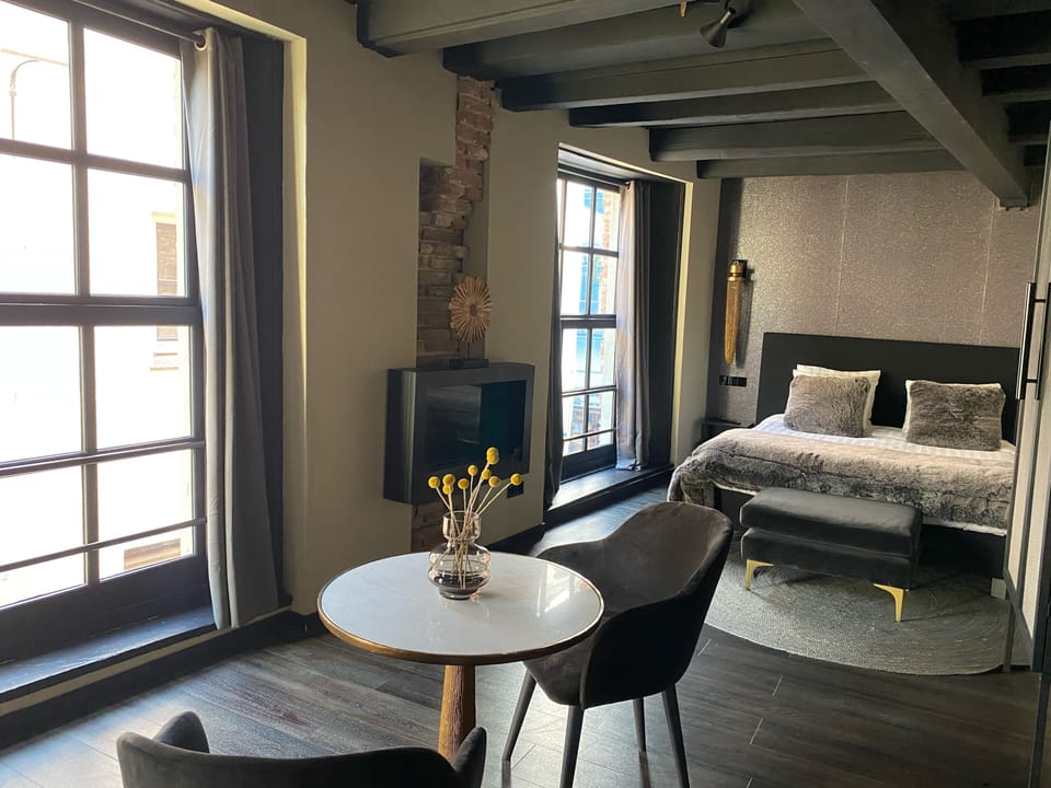 Deluxe Studio | Blackout drapes, free WiFi, bed sheets