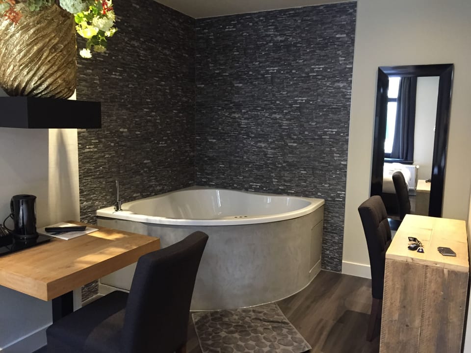 Tweepersoons Deluxe Whirlpool | Blackout drapes, free WiFi, bed sheets