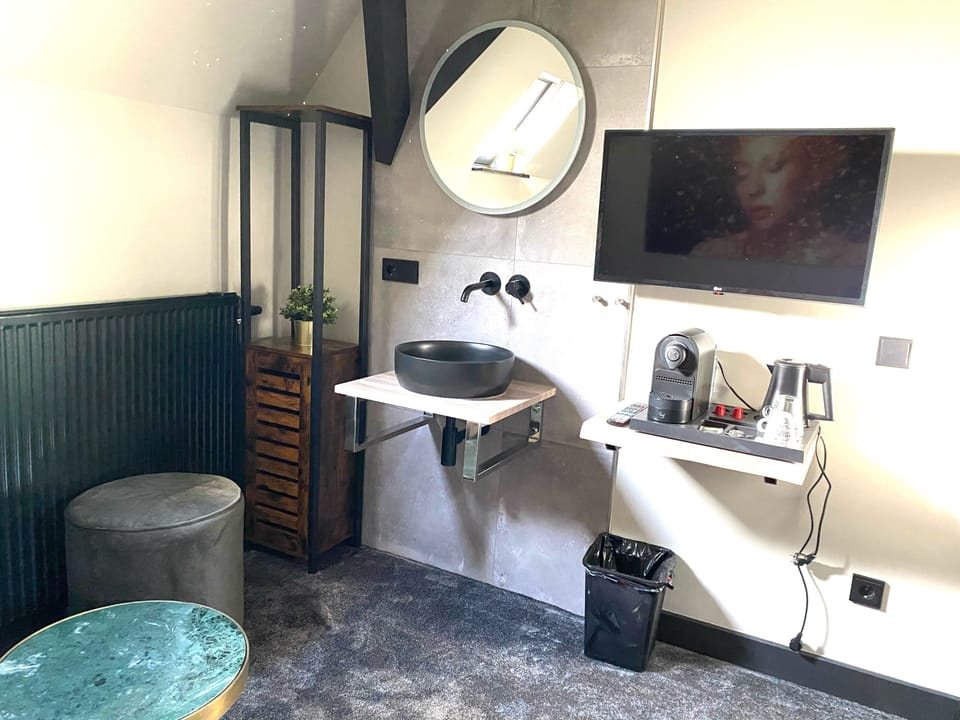 Premium Single Room | Blackout drapes, free WiFi, bed sheets