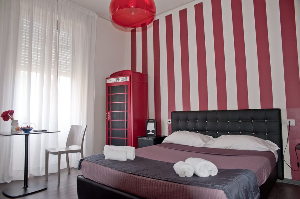 Camera doppia | Frette Italian sheets, Select Comfort beds, desk, soundproofing