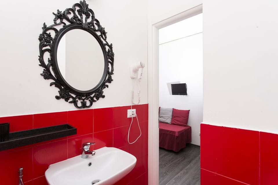 Superior Double Room | Bathroom | Shower, free toiletries, hair dryer, towels