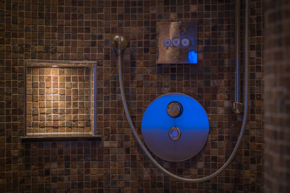 Sauna, steam room, body treatments, aromatherapy, body wraps