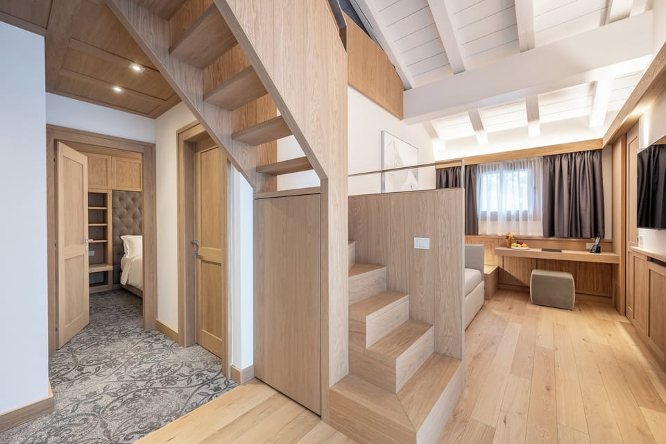 Loft | Minibar, in-room safe, desk, blackout drapes