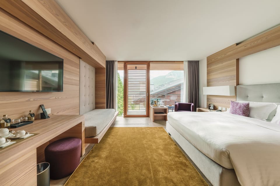 Junior Suite (Superior) | Minibar, in-room safe, desk, blackout drapes