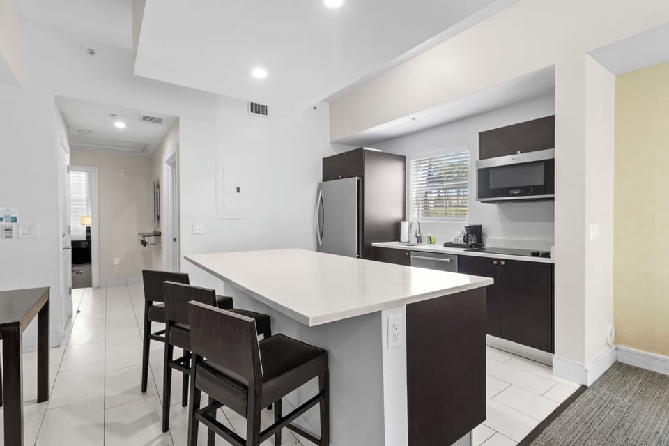Coffee/tea maker, full-size fridge, microwave, oven
