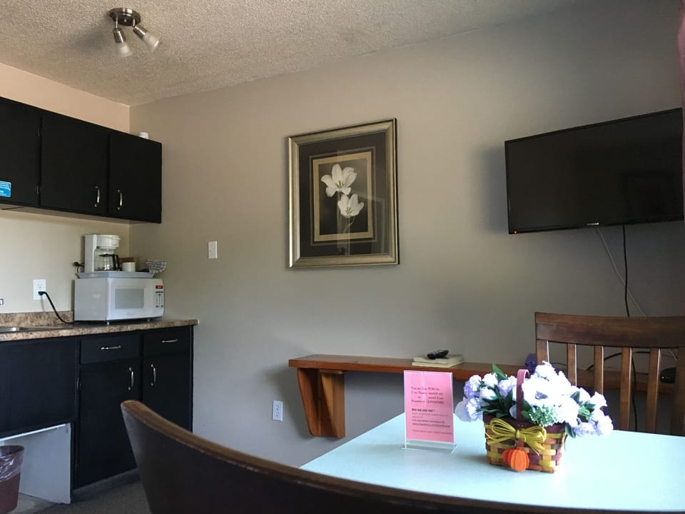 Bedroom with Kitchenette, 2Queen Beds (1bed in living room, 1bed in separate unit) | In-room dining