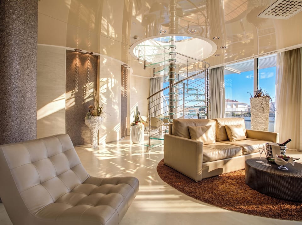 Luxury Suite, 1 Bedroom, Sea View | Minibar, in-room safe, soundproofing, WiFi (free)