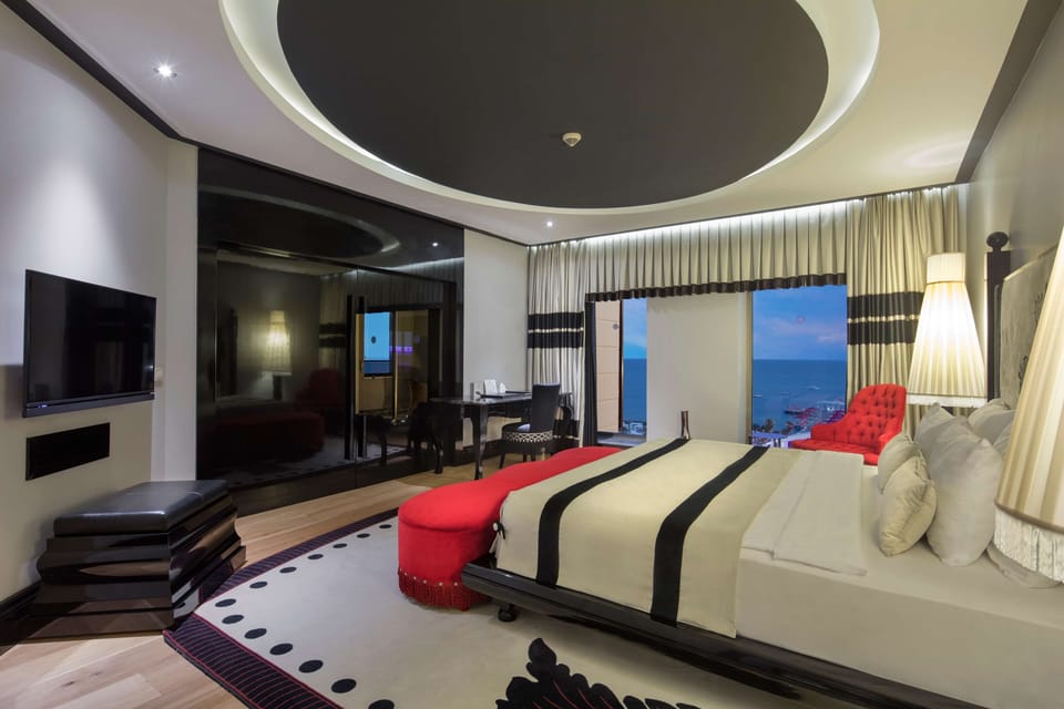 Premium Suite | Premium bedding, minibar, in-room safe, individually decorated