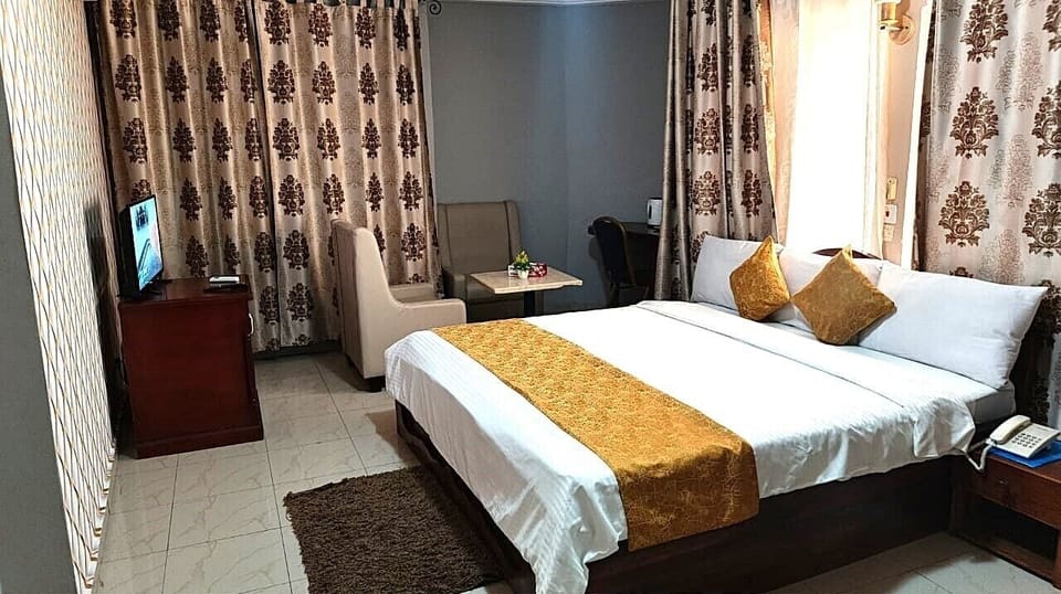 Junior Suite, 1 Bedroom | Premium bedding, in-room safe, desk, iron/ironing board (on request)