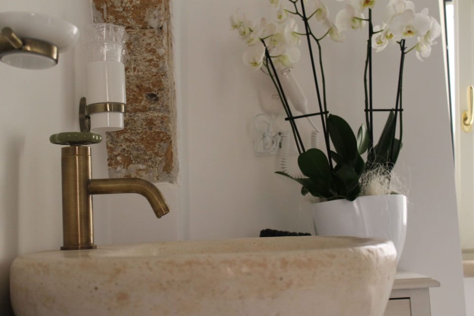 Double Room (Audrey Hepburn) | Bathroom | Shower, free toiletries, hair dryer, bidet