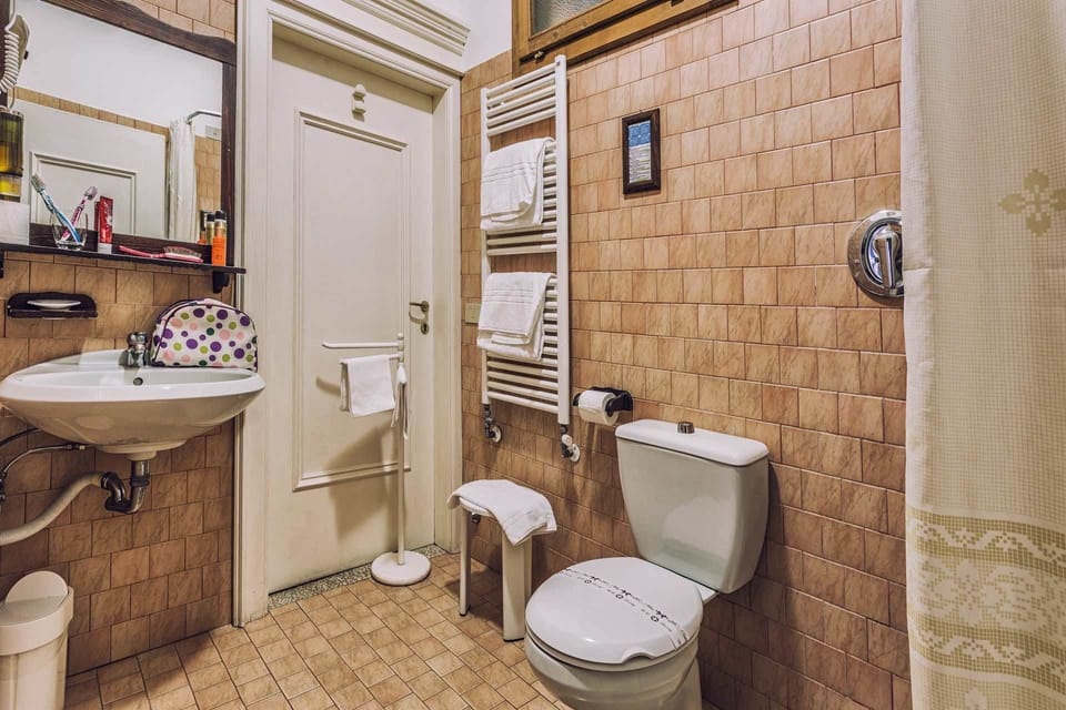 Shower, rainfall showerhead, free toiletries, hair dryer
