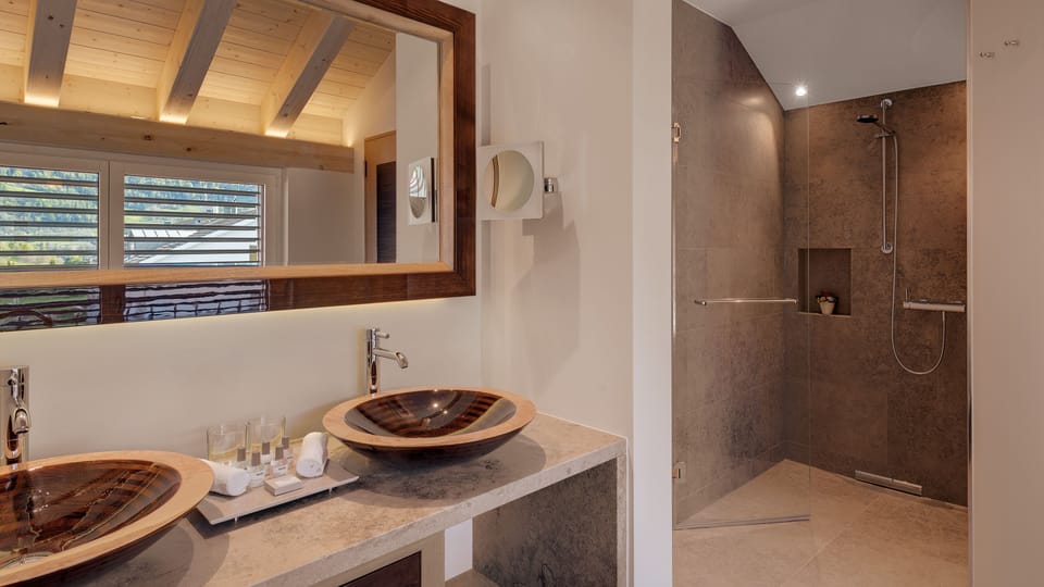 Junior Suite | Bathroom | Shower, bidet, towels