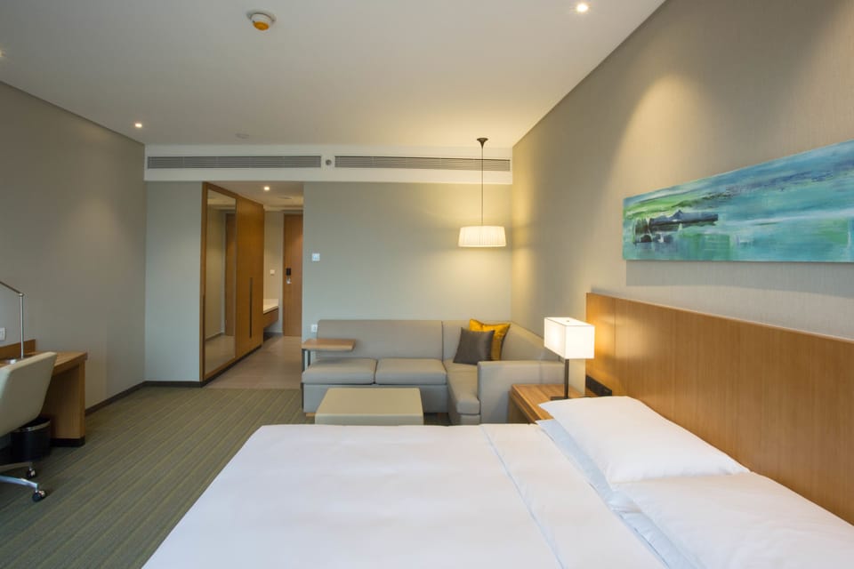 Hyatt Place King Room | In-room safe, desk, blackout drapes, soundproofing