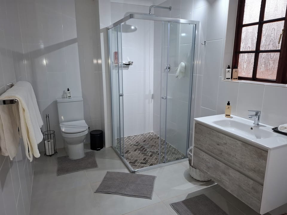 Luxury Double Room, 1 King Bed | Bathroom | Shower, free toiletries, hair dryer, towels