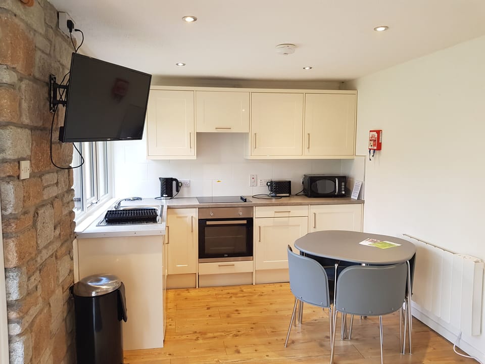 Bungalow, 2 Bedrooms (Silver) | Private kitchen | Microwave, stovetop, electric kettle, cookware/dishes/utensils