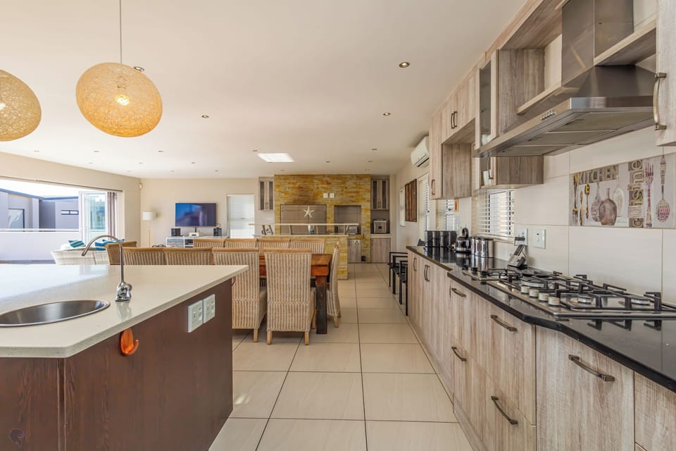 Comfort House, 4 Bedrooms | Private kitchen | Fridge
